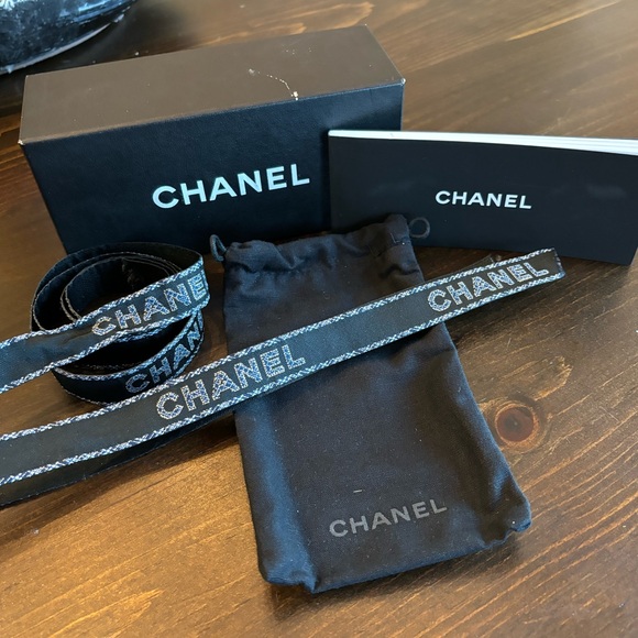 Chanel box, two ribbons, soft sunglasses case, informational booklet - Picture 2 of 6
